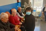 Residents i alumnes gaudint de l'activitat