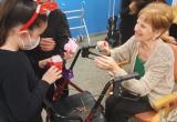 Residents i alumnes gaudint de l'activitat