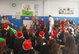 Residents i alumnes gaudint de l'activitat
