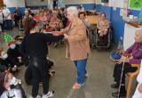 Residents i alumnes gaudint de l'activitat