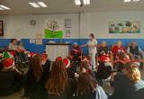 Residents i alumnes gaudint de l'activitat