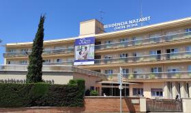 Fachada de la Residència Nazaret con la pancarta del 50 aniversario