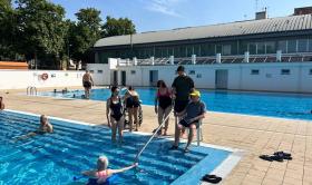 Les persones residents, gaudint d'un bany refrescant. 
