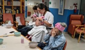 Un moment del taller d'autocura de la Residència Natzaret, on les residents gaudeixen de cuidar-se i sentir-se bé.
