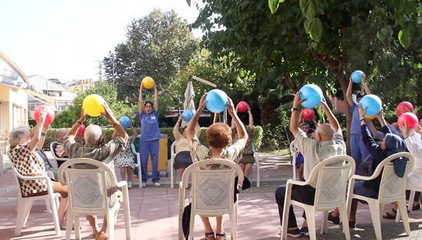 Sessió d'activitat física a l'aire lliure a la Residència Nazaret de Malgrat de Mar