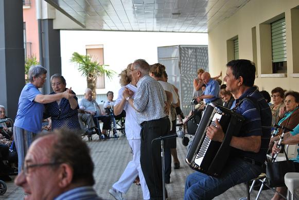 Ball a la Residència Santa Maria del Tura d'Olot