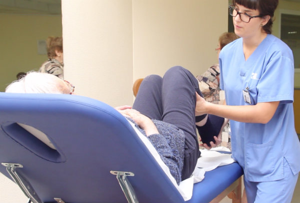 Exercicis de fisioteràpia a la Residència Nazaret